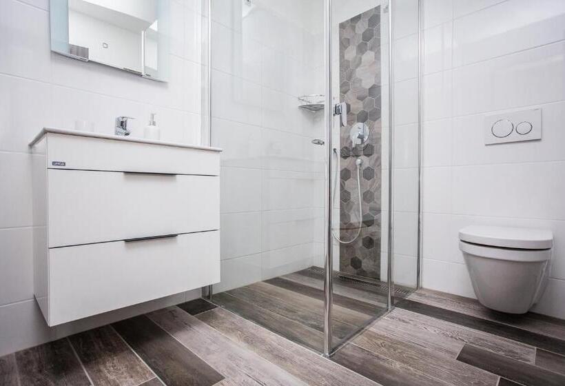 اتاق لوکس, Penzion čáp