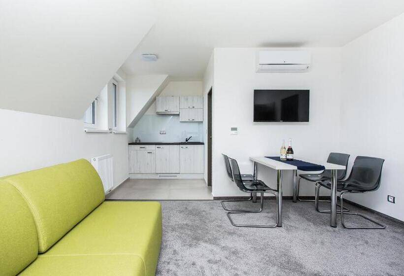 اتاق لوکس, Penzion čáp