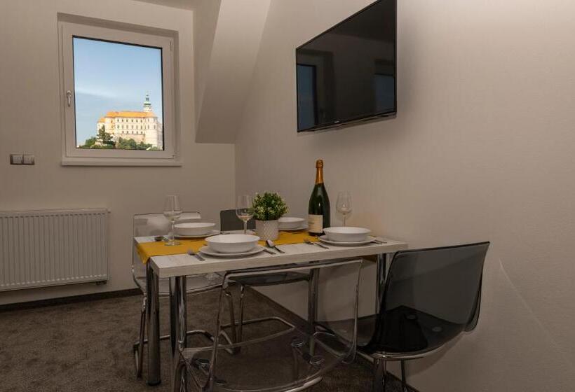 اتاق لوکس, Penzion čáp