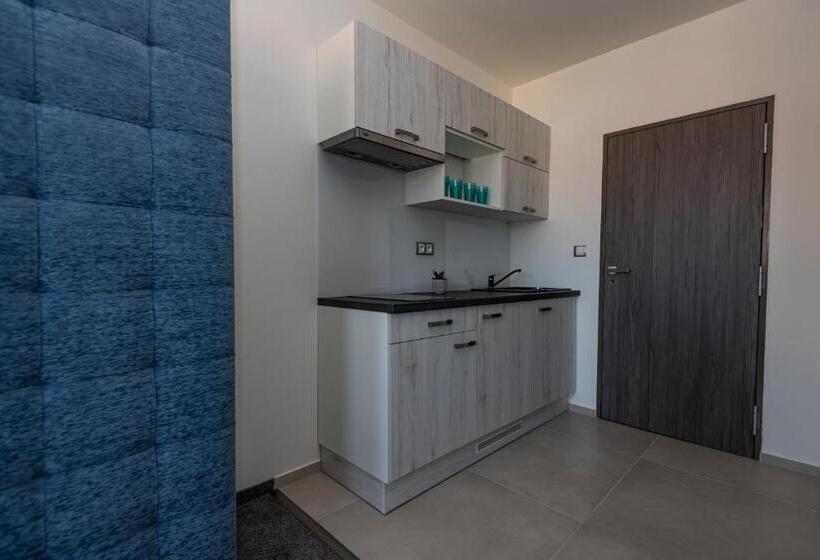 اتاق لوکس, Penzion čáp