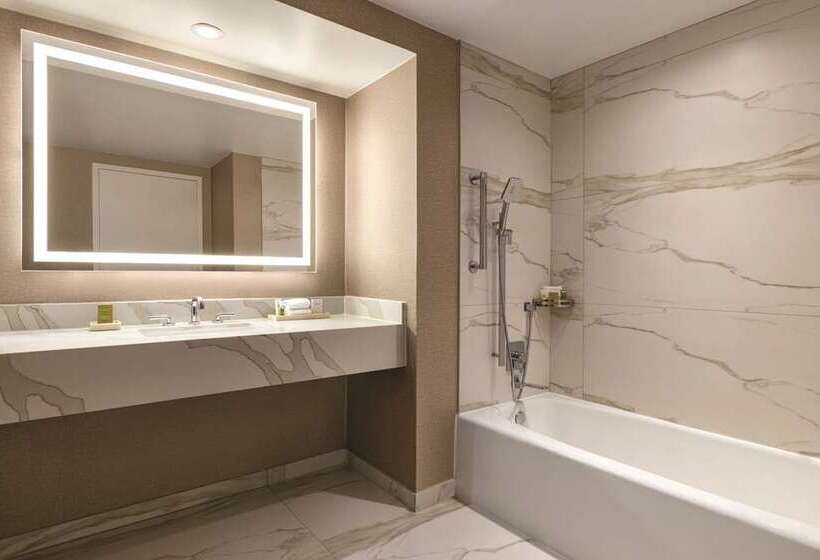 带大床的套房, Hilton Sedona Resort At Bell Rock