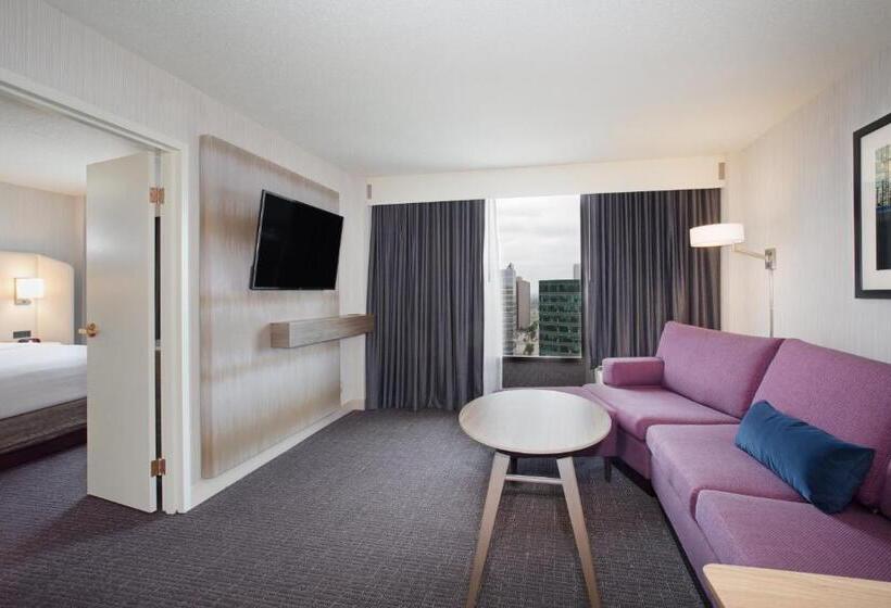 带大床的套房, Crowne Plaza Kansas City Downtown, An Ihg