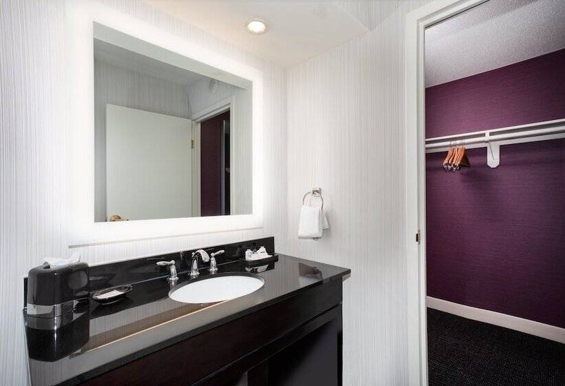 带2个双人床的标准工作室, Crowne Plaza Kansas City Downtown, An Ihg