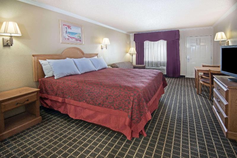 חדר סטנדרט עם מיטת קינג, Days Inn By Wyndham San Antonio Interstate Hwy 35 North
