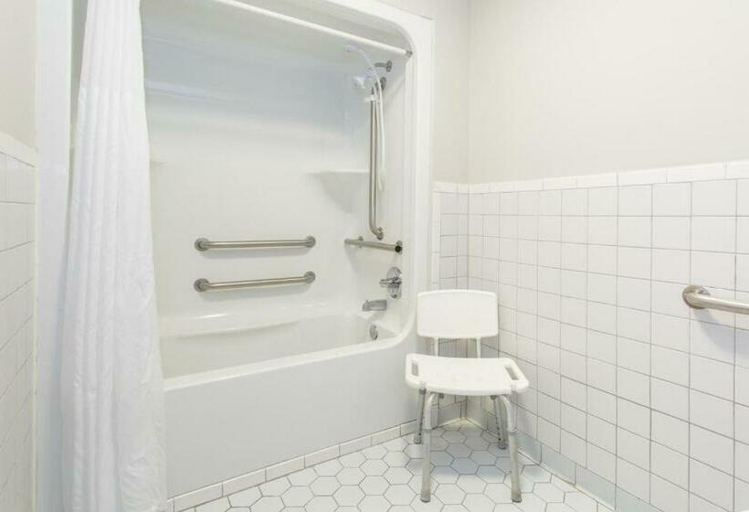 带大床的标准间, Days Inn By Wyndham Valdosta I 75