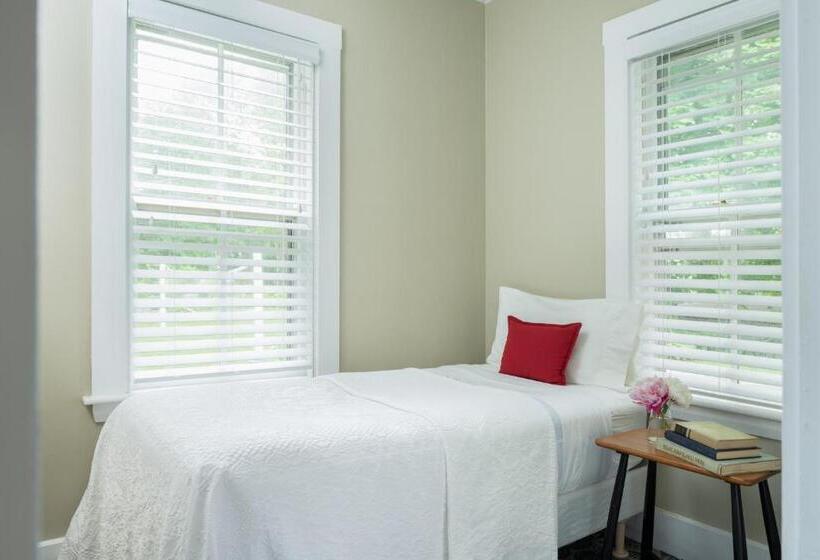 Номер Стандарт, Dockside Guest Quarters