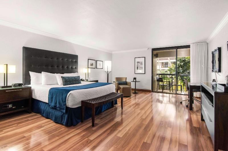 سوئیت جونیور با تخت بزرگ, Miami Lakes