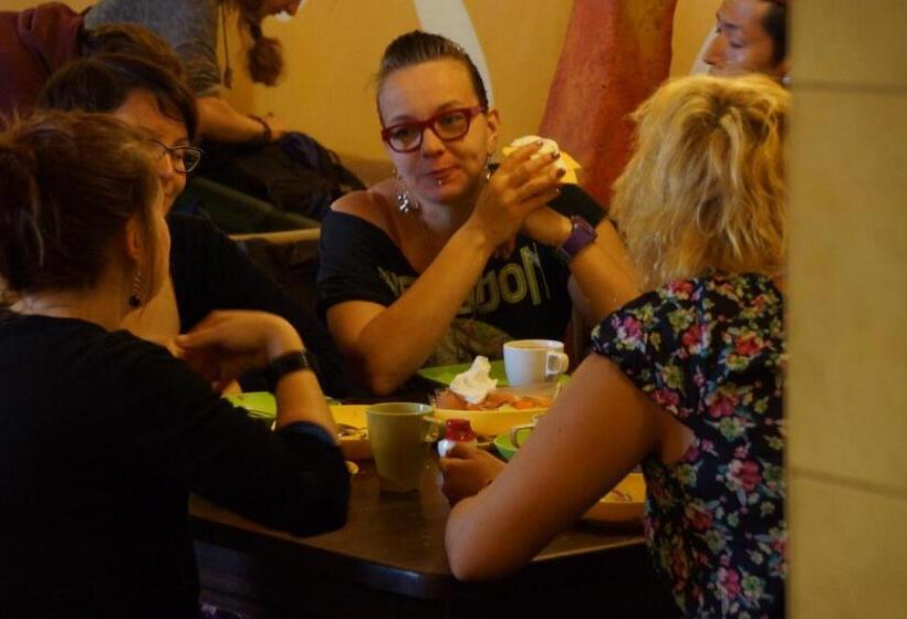 سرير فى غرفة مشتركه, Hostel Mostel Hub Rooms And Apartments