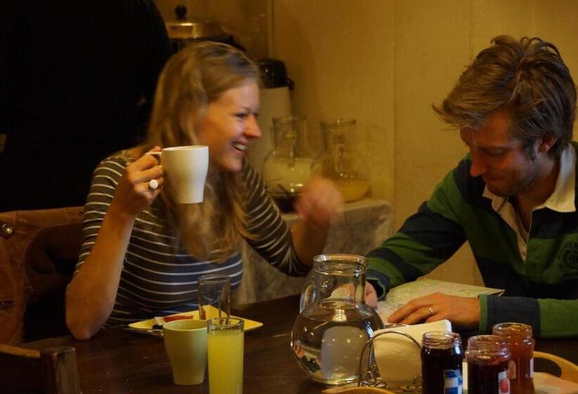 سرير فى غرفة مشتركه, Hostel Mostel Hub Rooms And Apartments