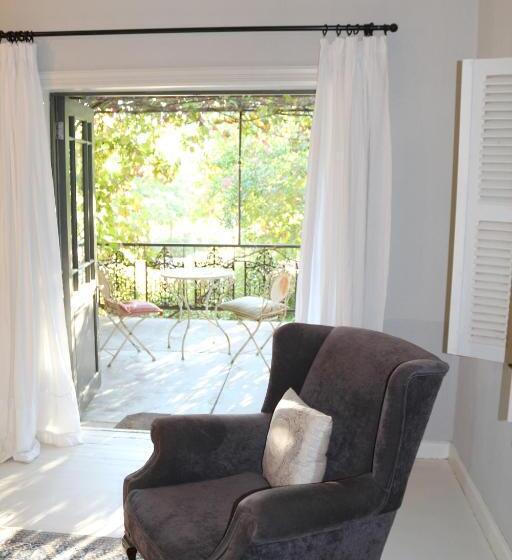 غرفة قياسية داخلية, Gabriella S