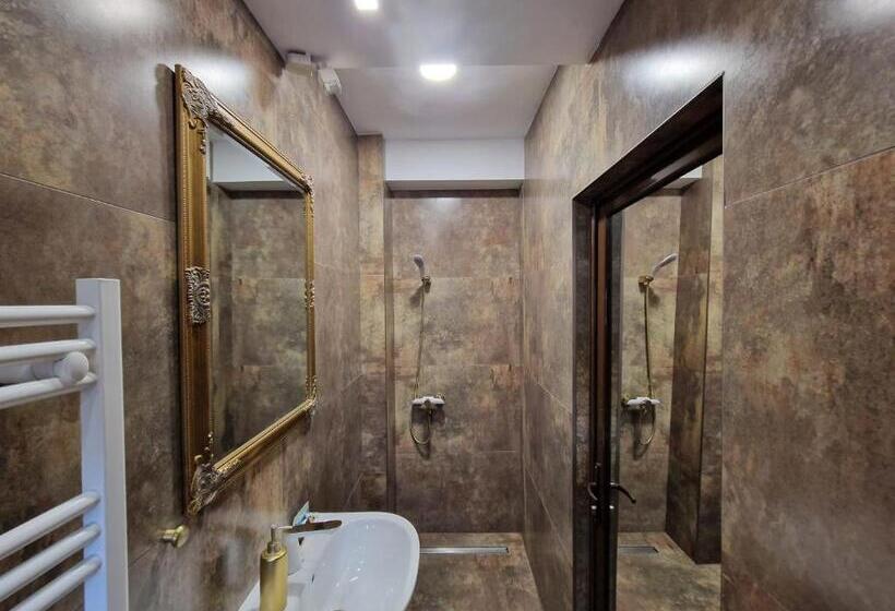 基本间, Pensiunea Escape