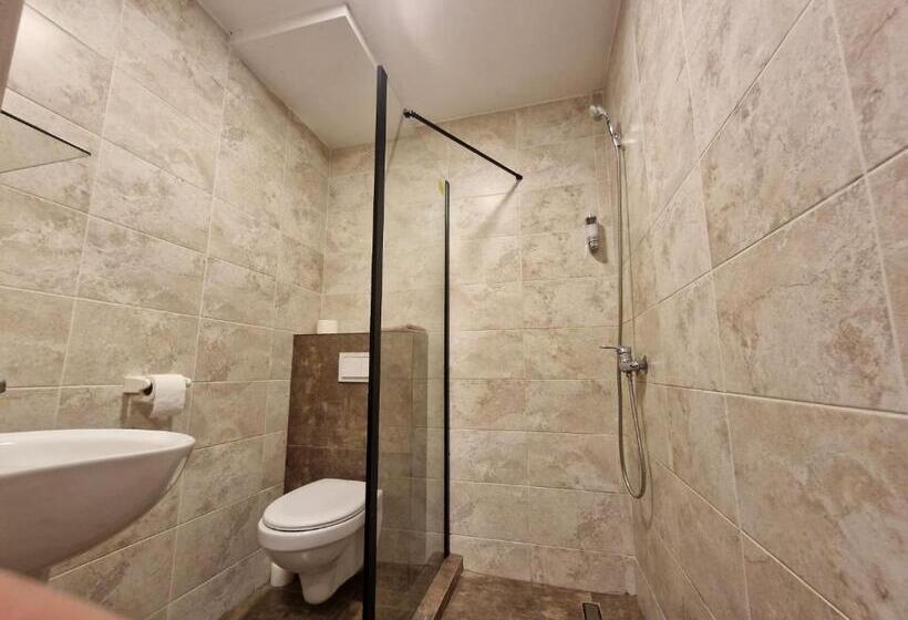 基本间, Pensiunea Escape