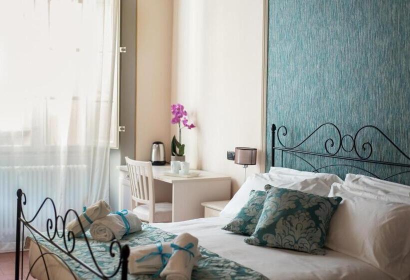 آپارتمان یک خوابه با دری مشترک که هال را جدا می کند., B&b Residenza Di Via Fontana