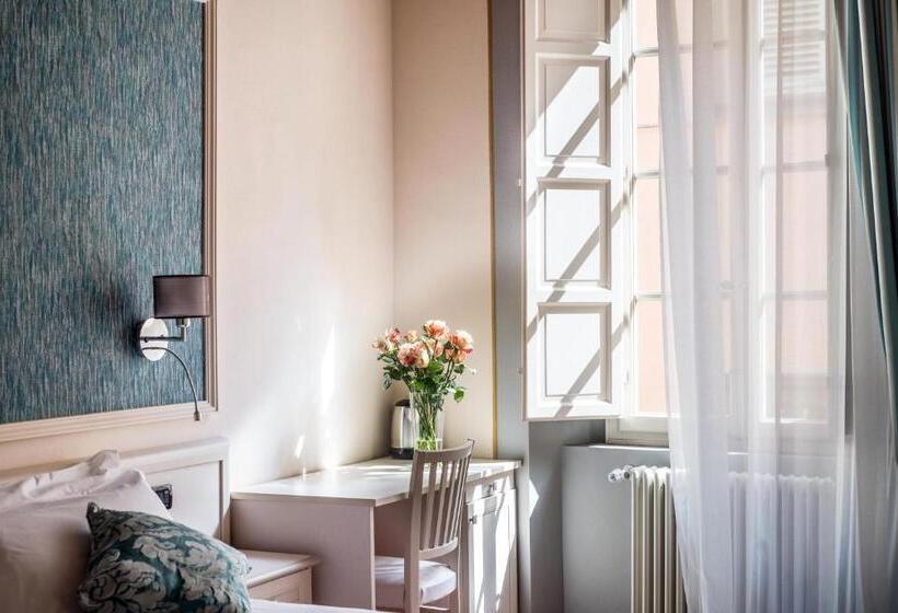 آپارتمان یک خوابه با دری مشترک که هال را جدا می کند., B&b Residenza Di Via Fontana