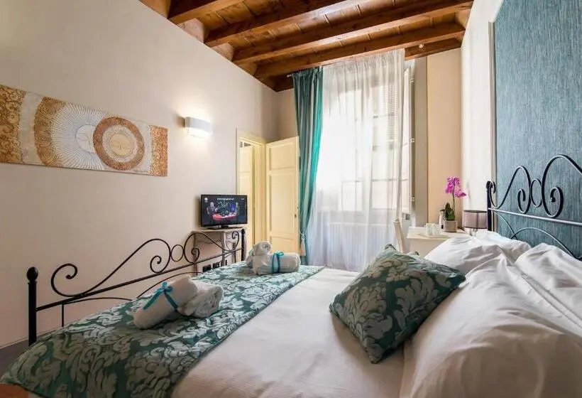 آپارتمان یک خوابه با دری مشترک که هال را جدا می کند., B&b Residenza Di Via Fontana