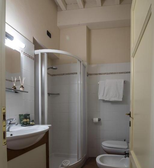 آپارتمان یک خوابه با دری مشترک که هال را جدا می کند., B&b Residenza Di Via Fontana