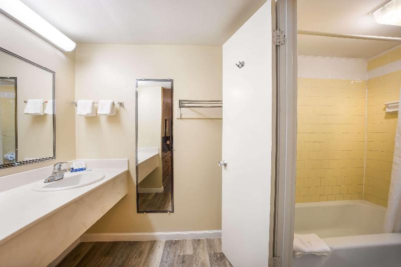 غرفة قياسية سرير كينج, Rodeway Inn