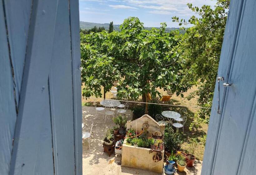 חדר משפחתי, La Ferme Constantin