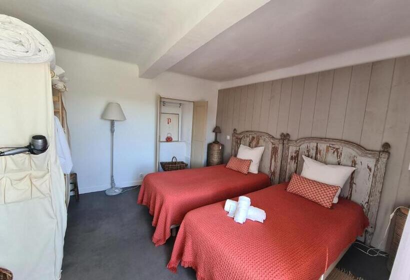 חדר משפחתי, La Ferme Constantin