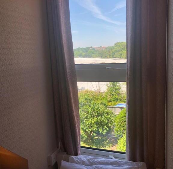 חדר אקונומי יחיד, Carena House