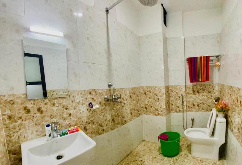 اتاق اکونومی, The Lumbini