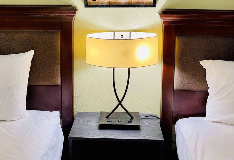 غرفه قياسيه سريرين مزدوجين, Baymont By Wyndham Fort Bragg