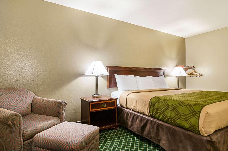 Номер Стандарт, Econo Lodge Hays I 70