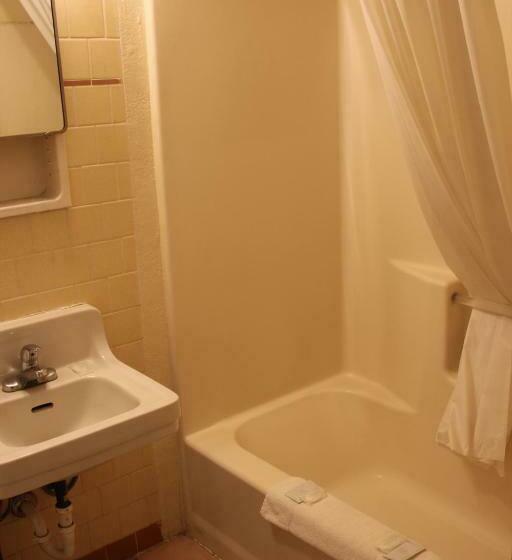 带2个双人床的标准工作室, Economy Inn Safford