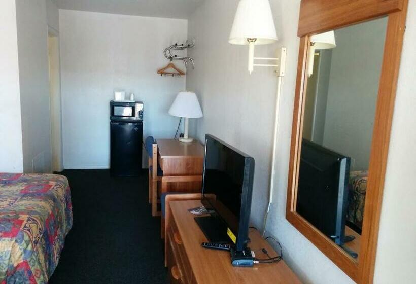 带2个双人床的标准工作室, Economy Inn Safford