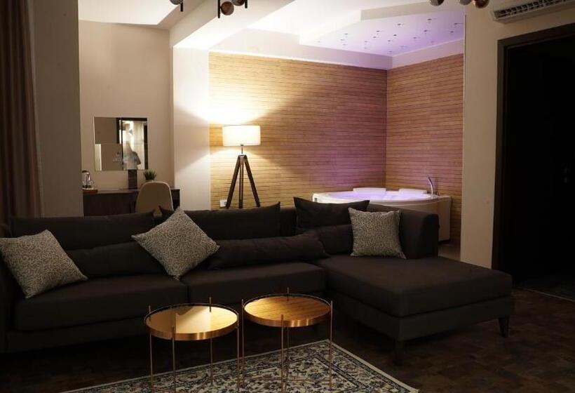 سوئیت با وان آب گرم, Premium