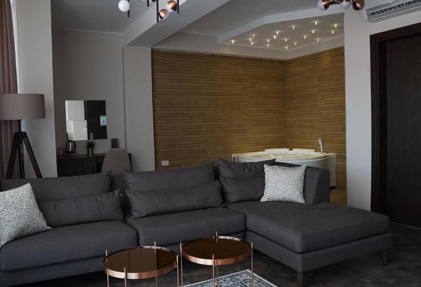 سوئیت با وان آب گرم, Premium