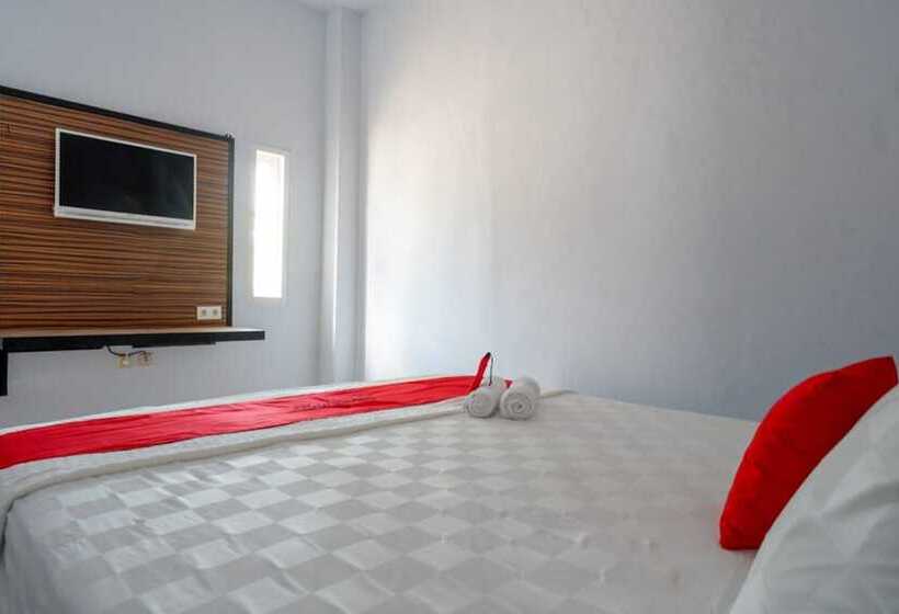 Номер Superior, Reddoorz Near Taman Kota Kendari
