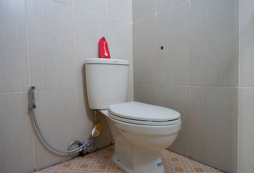 Номер Deluxe, Reddoorz Near Taman Kota Kendari