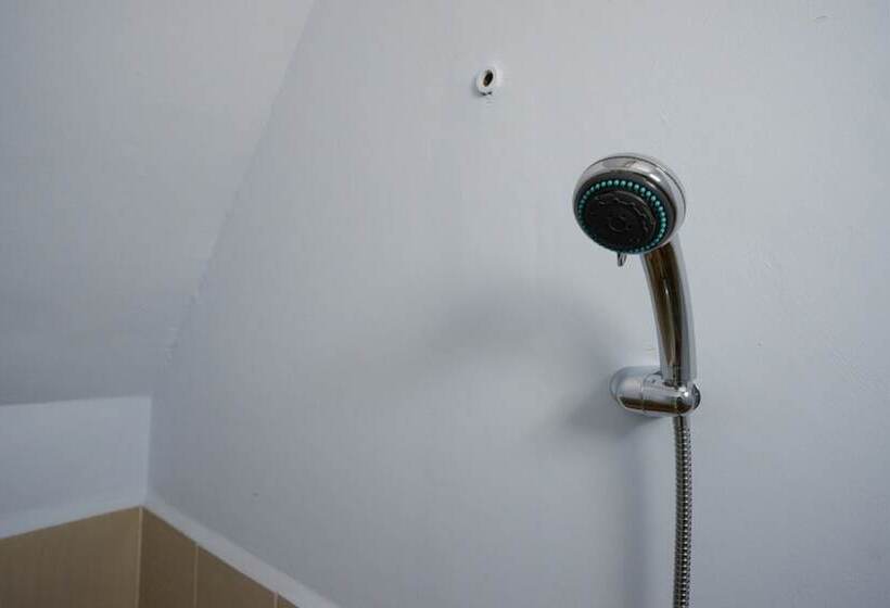 Номер Deluxe, Reddoorz Near Taman Kota Kendari