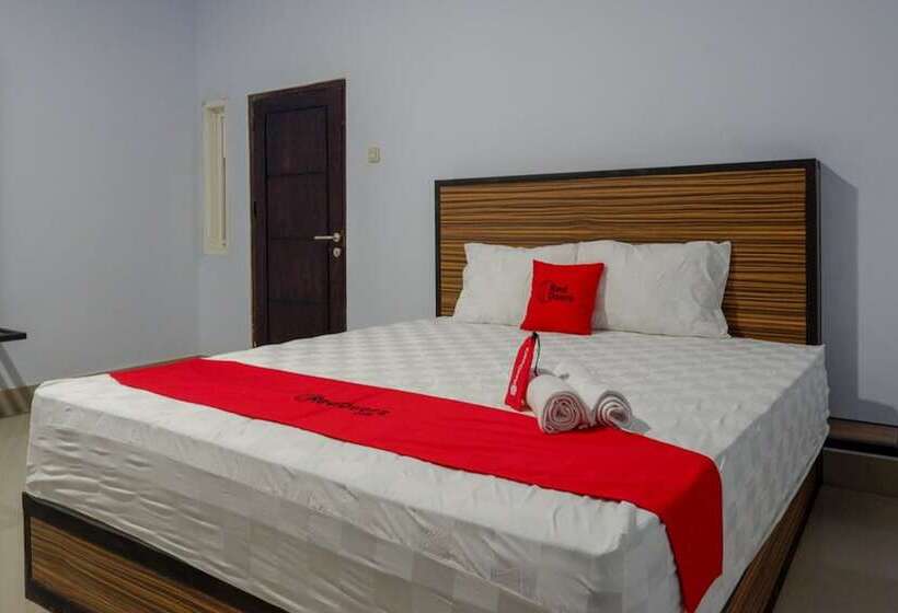 Номер Deluxe, Reddoorz Near Taman Kota Kendari