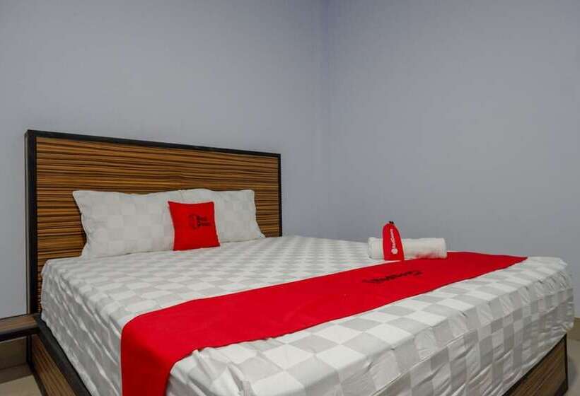 Номер Deluxe, Reddoorz Near Taman Kota Kendari