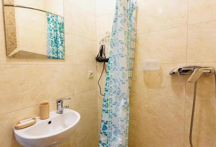 اتاق اکونومی, Villa Zhanna