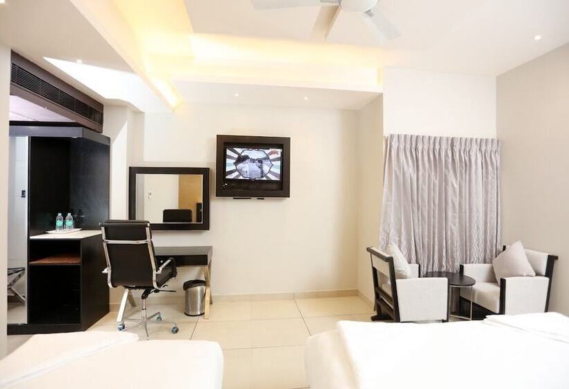 Deluxe Triple Room, Lnb Residency