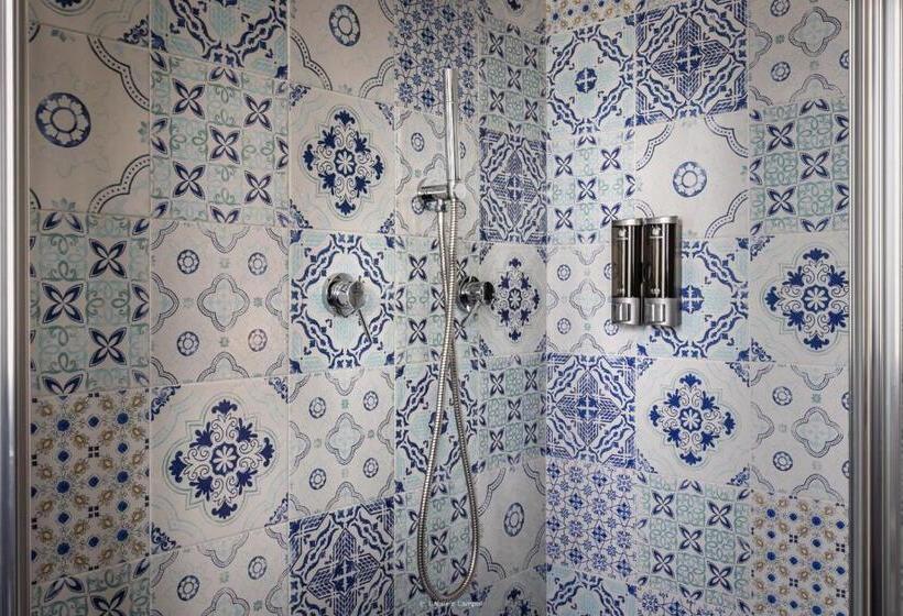 اتاق خانوادگی با چشمانداز باغ, Oniro