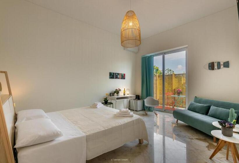 اتاق خانوادگی با چشمانداز باغ, Oniro