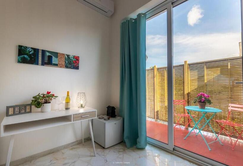 اتاق خانوادگی با چشمانداز باغ, Oniro