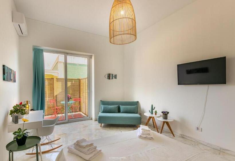 اتاق خانوادگی با چشمانداز باغ, Oniro