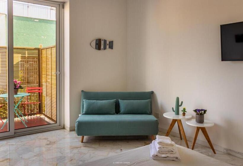 اتاق خانوادگی با چشمانداز باغ, Oniro