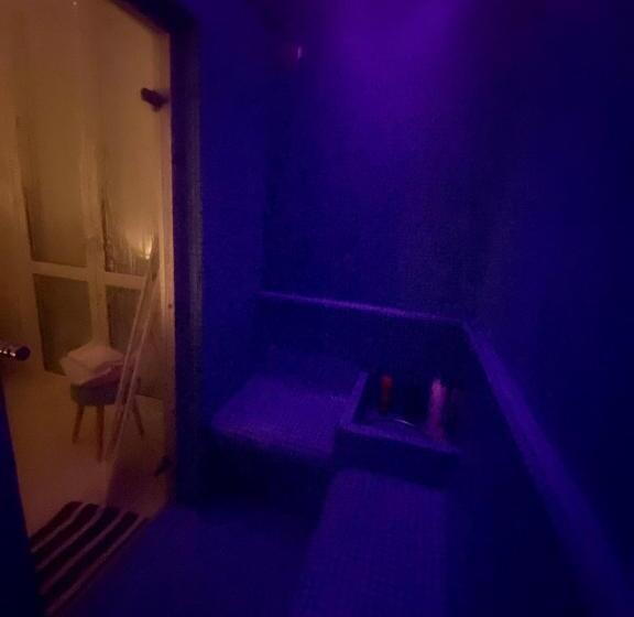 سوئیت با تخت بزرگ, Oniro