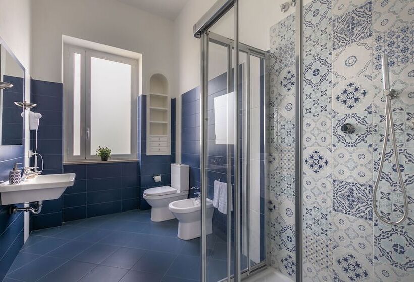 اتاق خانوادگی با چشمانداز باغ, Oniro