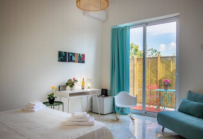 اتاق خانوادگی با چشمانداز باغ, Oniro