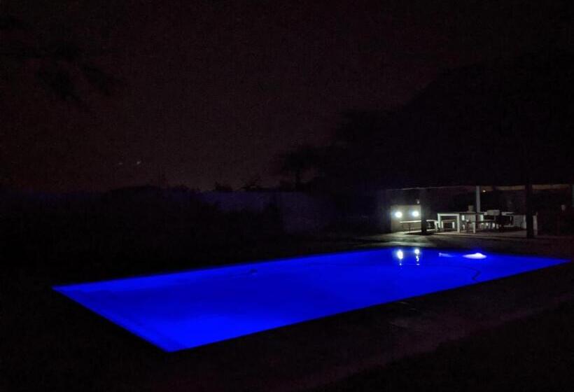 اتاق استاندارد با چشم‌انداز استخر, Sunbirds Chobe
