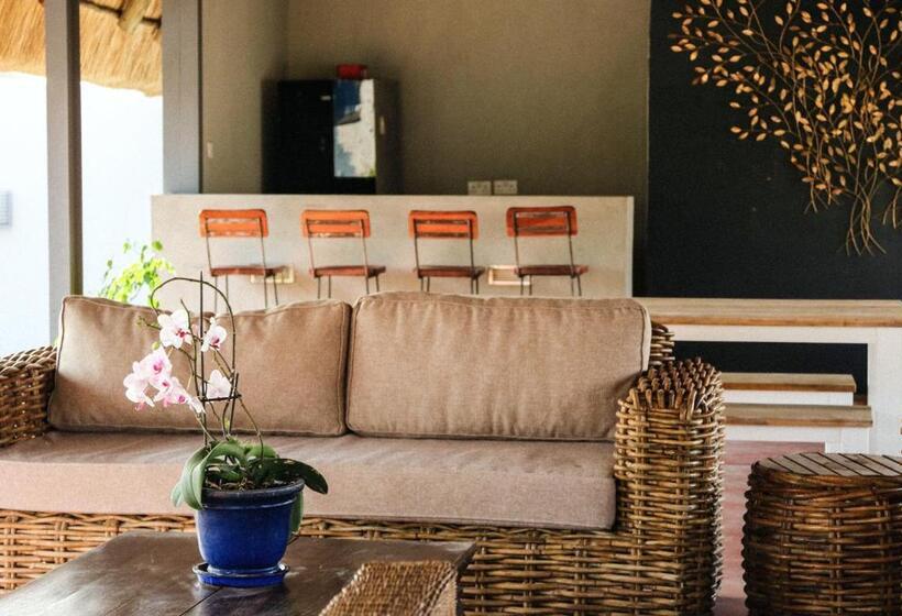 اتاق استاندارد با چشم‌انداز استخر, Sunbirds Chobe