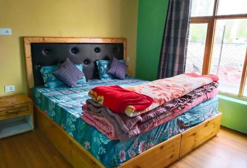 اتاق لوکس با تخت بزرگ, Noor Guest House