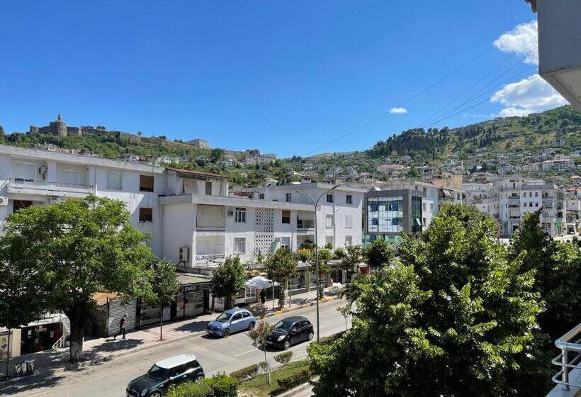 اتاق لوکس با بالکن, Freskia